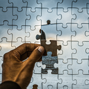 Egy ember a kezében tartja saját életének puzzle-darabját, ami a felelősségvállalás és önmarcangolás közti választás szimbóluma.t